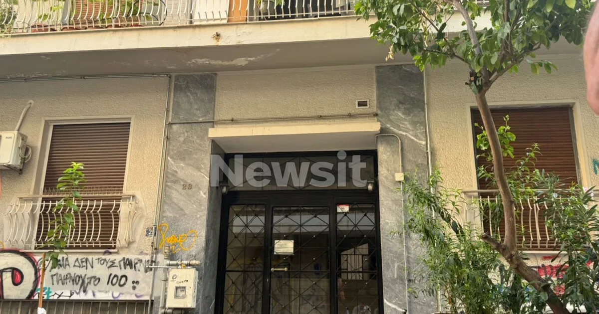 Αστυνομικοί έξω από διαμέρισμα στην Κυψέλη