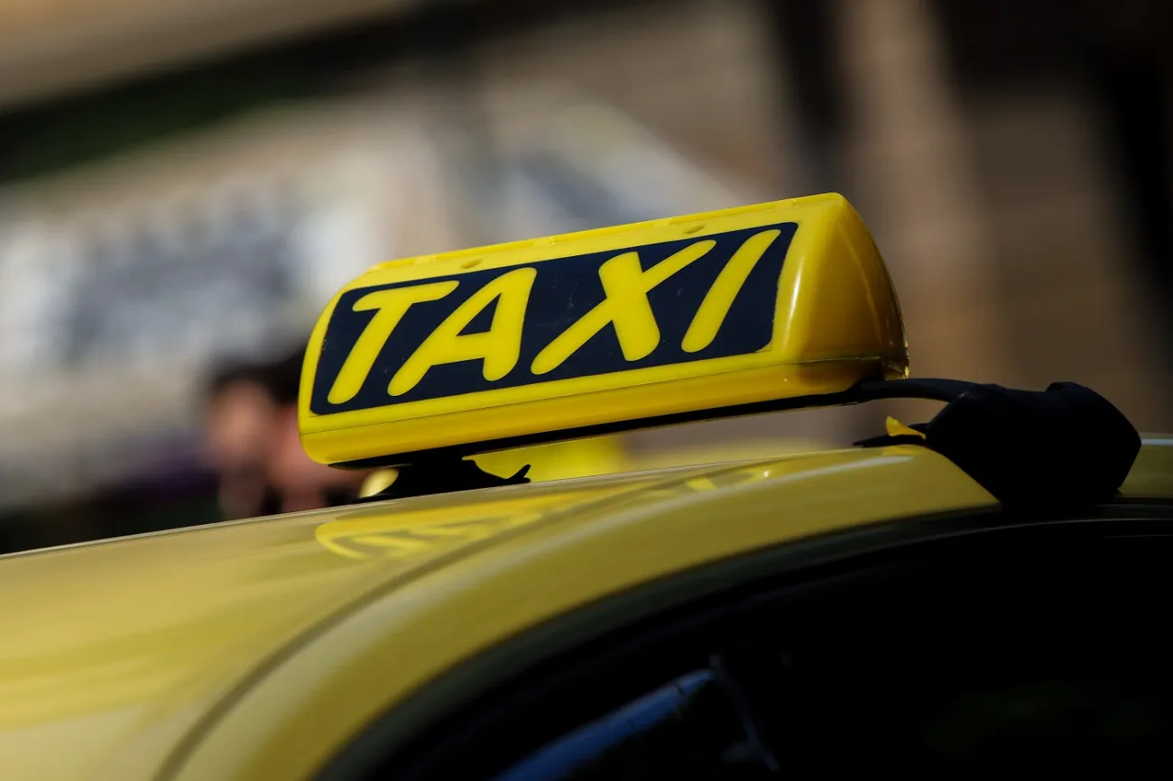Αστυνομικός έλεγχος σε ταξί στον σταθμό ΚΤΕΛ Κηφισού