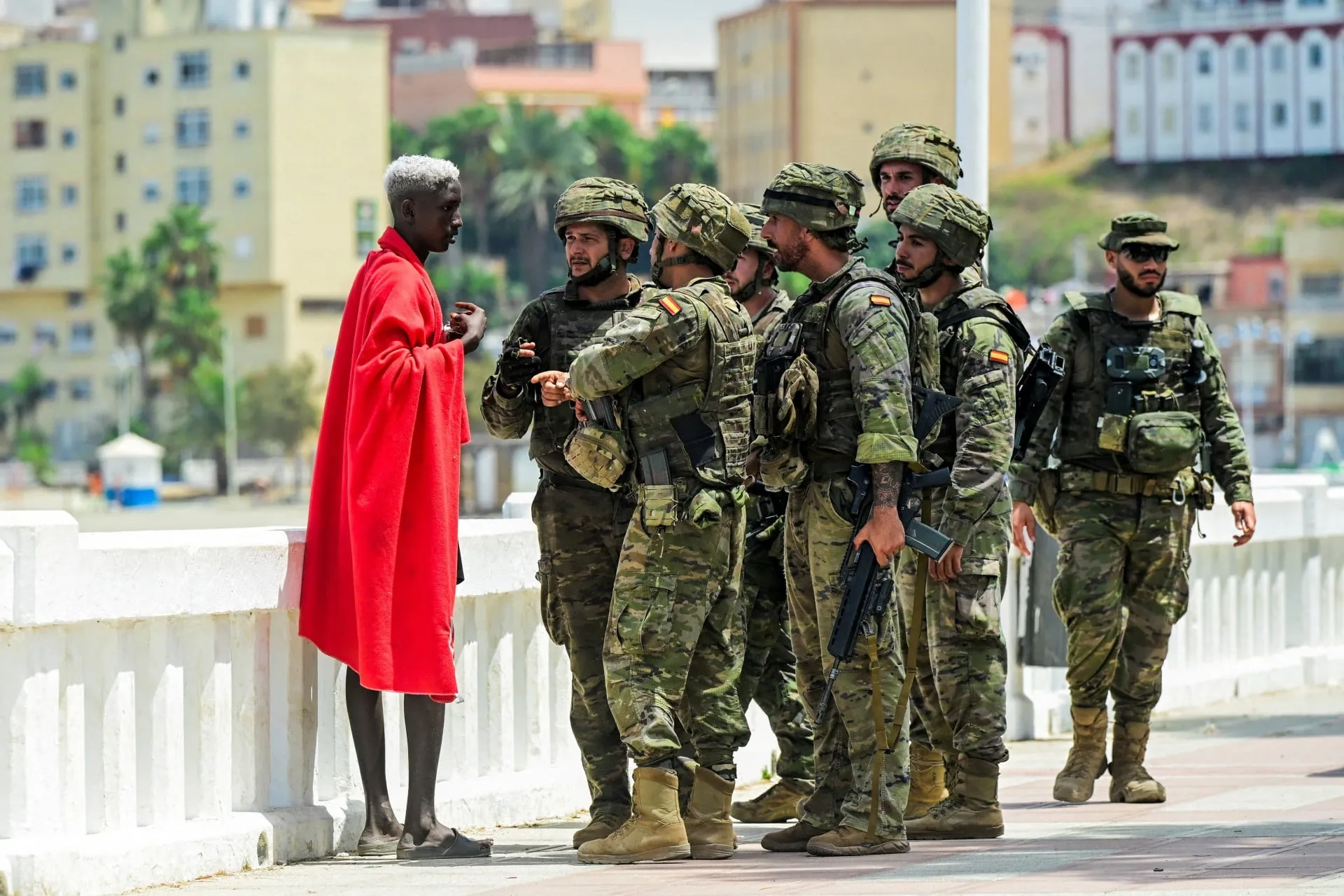 Πλωτό φράγμα στα σύνορα Ισπανίας και Μαρόκου στη Θέουτα