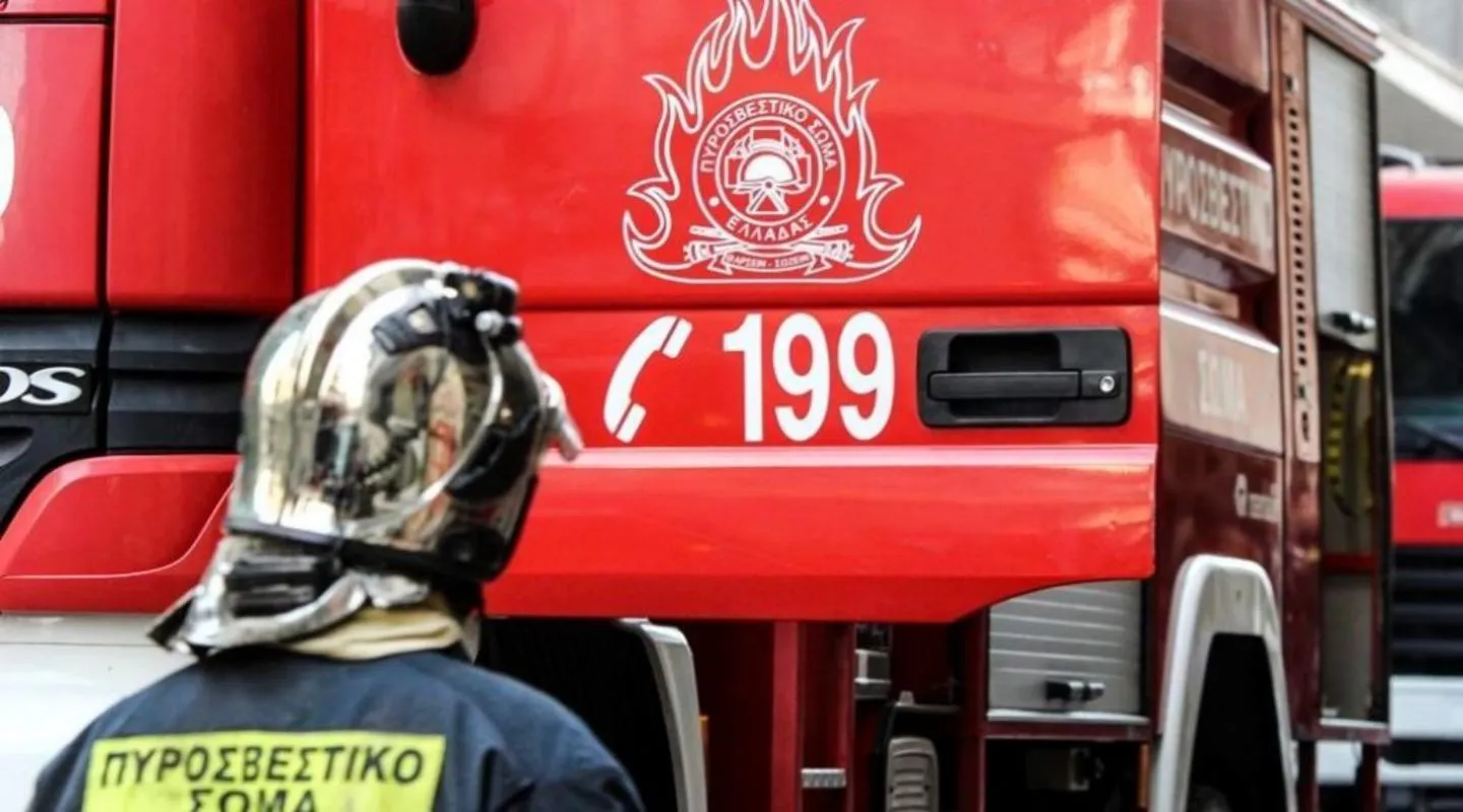 Πυροσβεστικό όχημα επιχειρεί σε φωτιά στη Φθιώτιδα