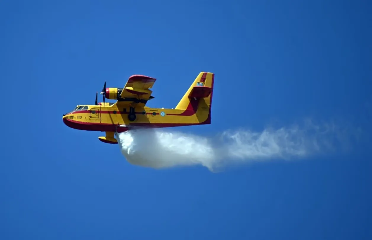 Πυροσβεστικό αεροσκάφος επιχειρεί σε δασική πυρκαγιά