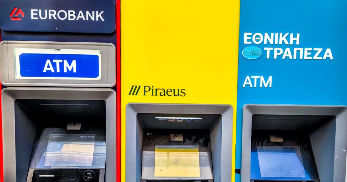 Κτίριο ελληνικής τράπεζας με λογότυπα και οικονομικά γραφήματα