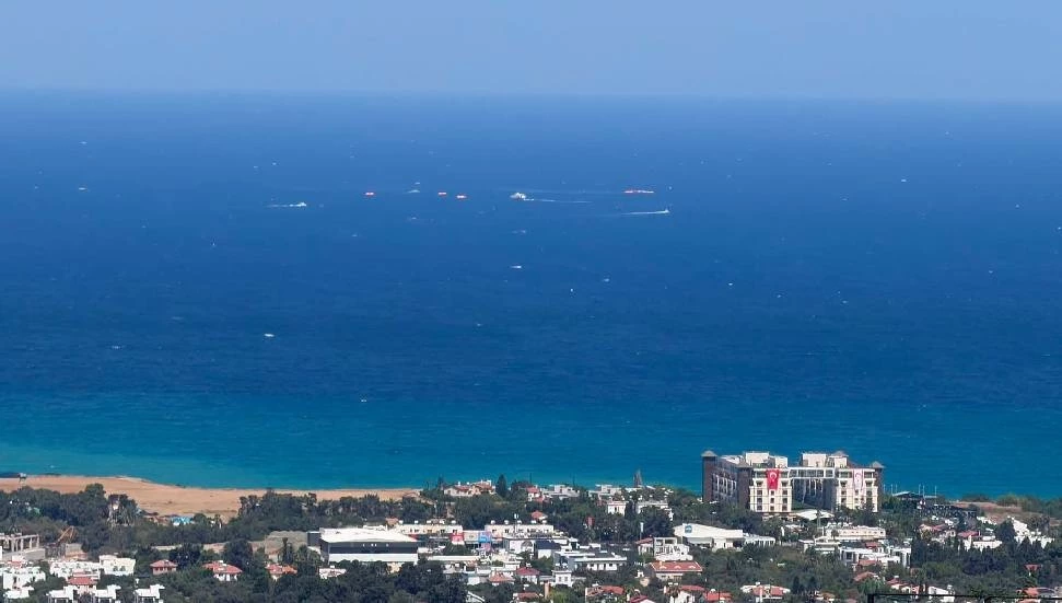 Καταμαράν αναποδογυρισμένο στη θάλασσα ανοιχτά της Κερύνειας