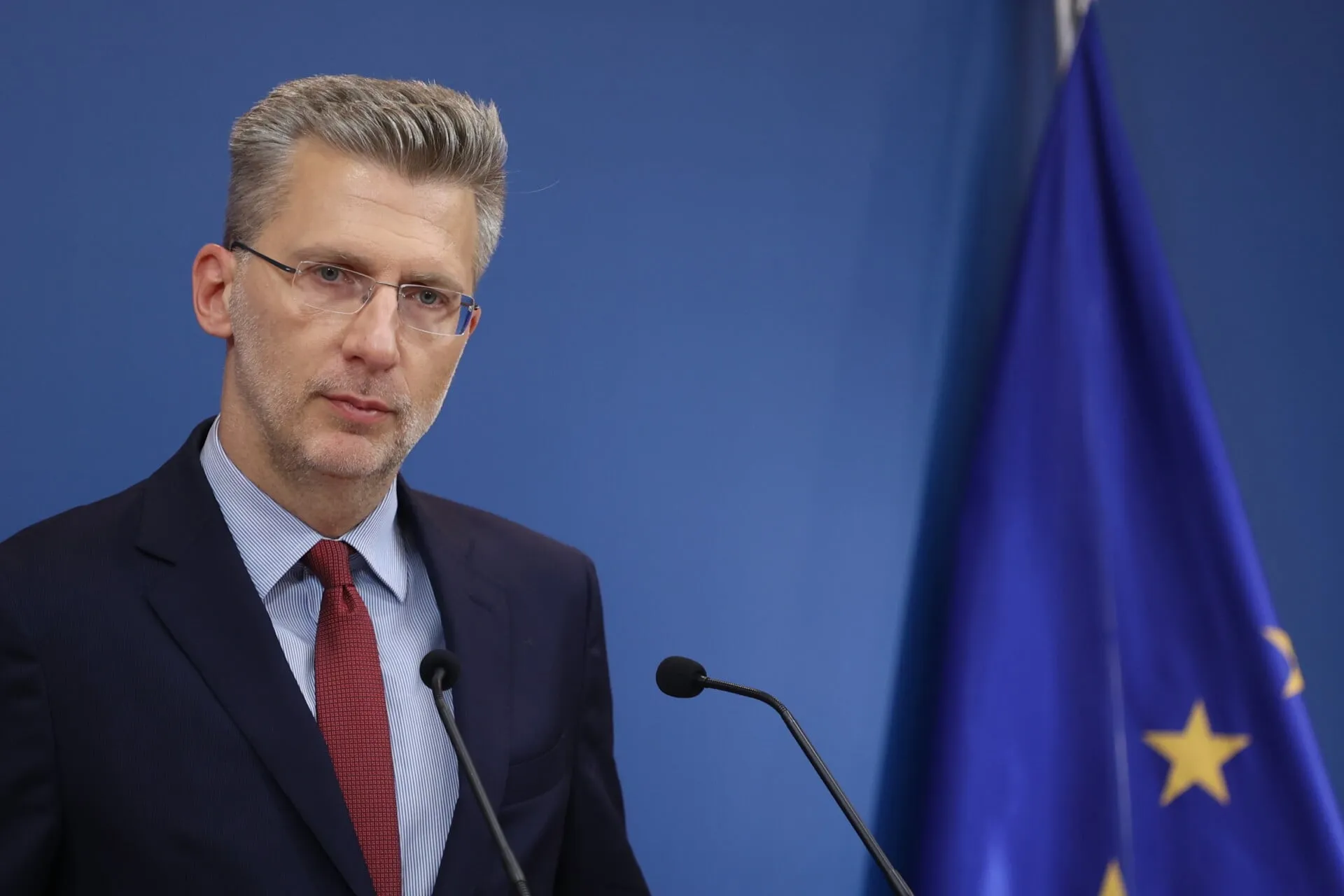 Ο Άκης Σκέρτσος και έμβλημα ΠΑΣΟΚ σε οικονομική αντιπαράθεση