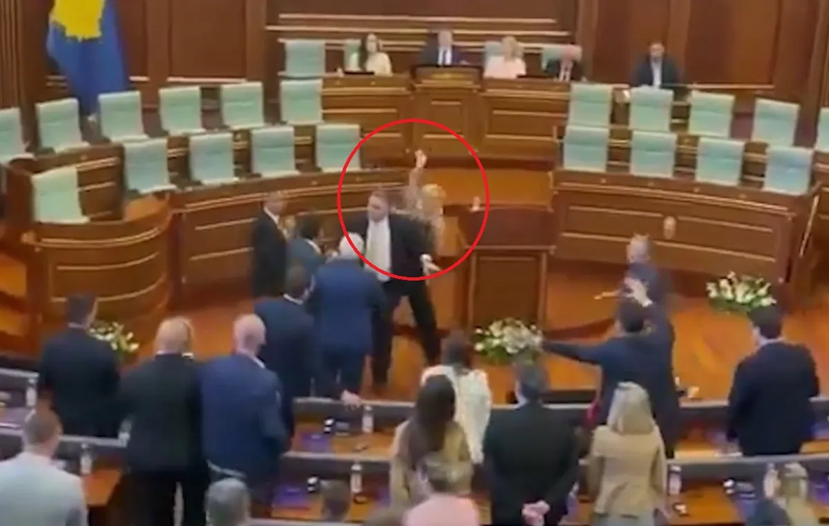 Ένταση στη Βουλή του Κοσόβου με τον Κούρτι