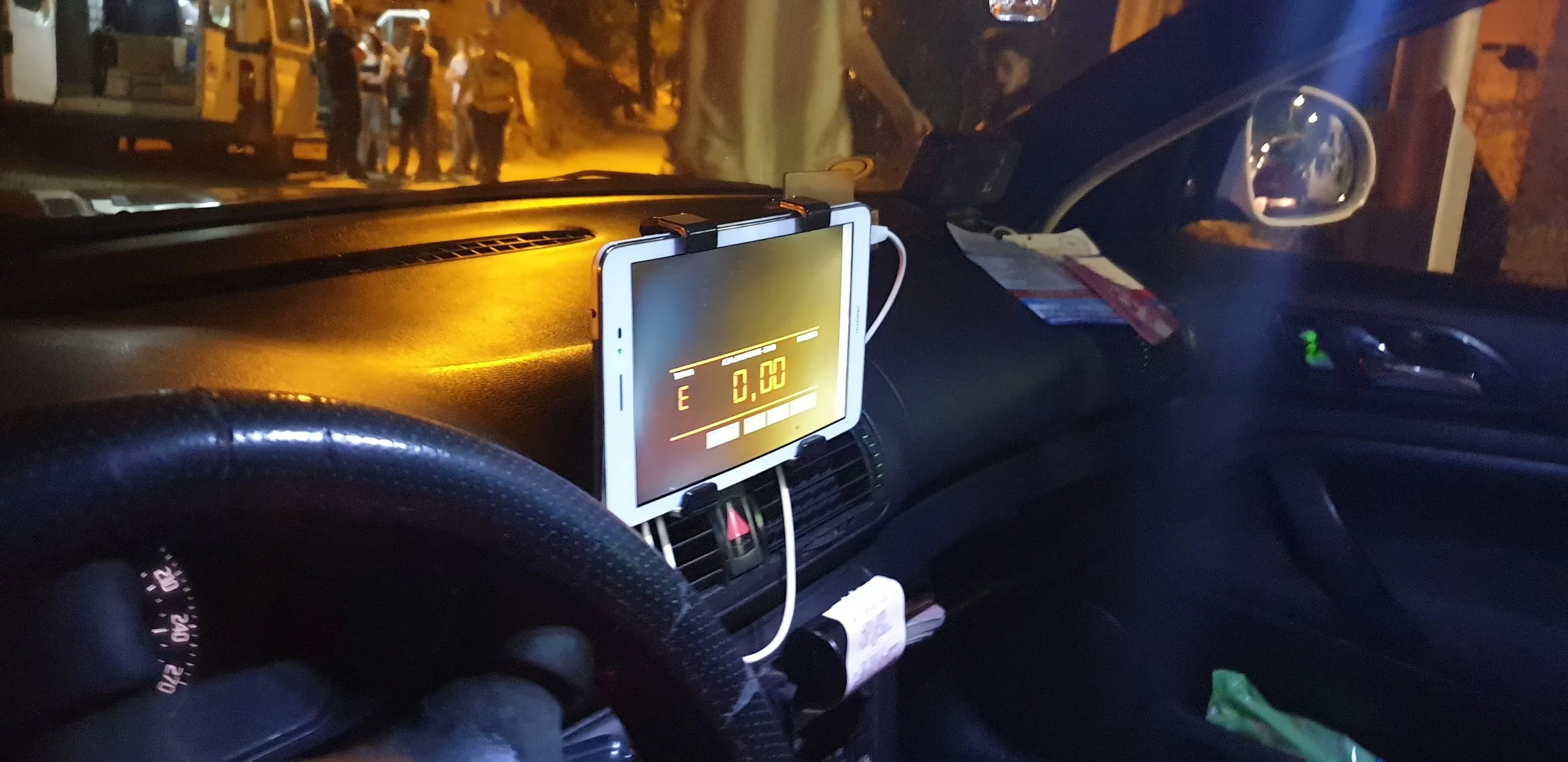 Αστυνομικός έλεγχος σε ταξί στον σταθμό ΚΤΕΛ Κηφισού