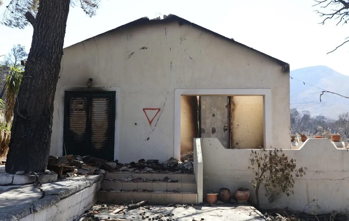 Καμένο κτίριο μετά από πυρκαγιά σε ελληνική περιοχή