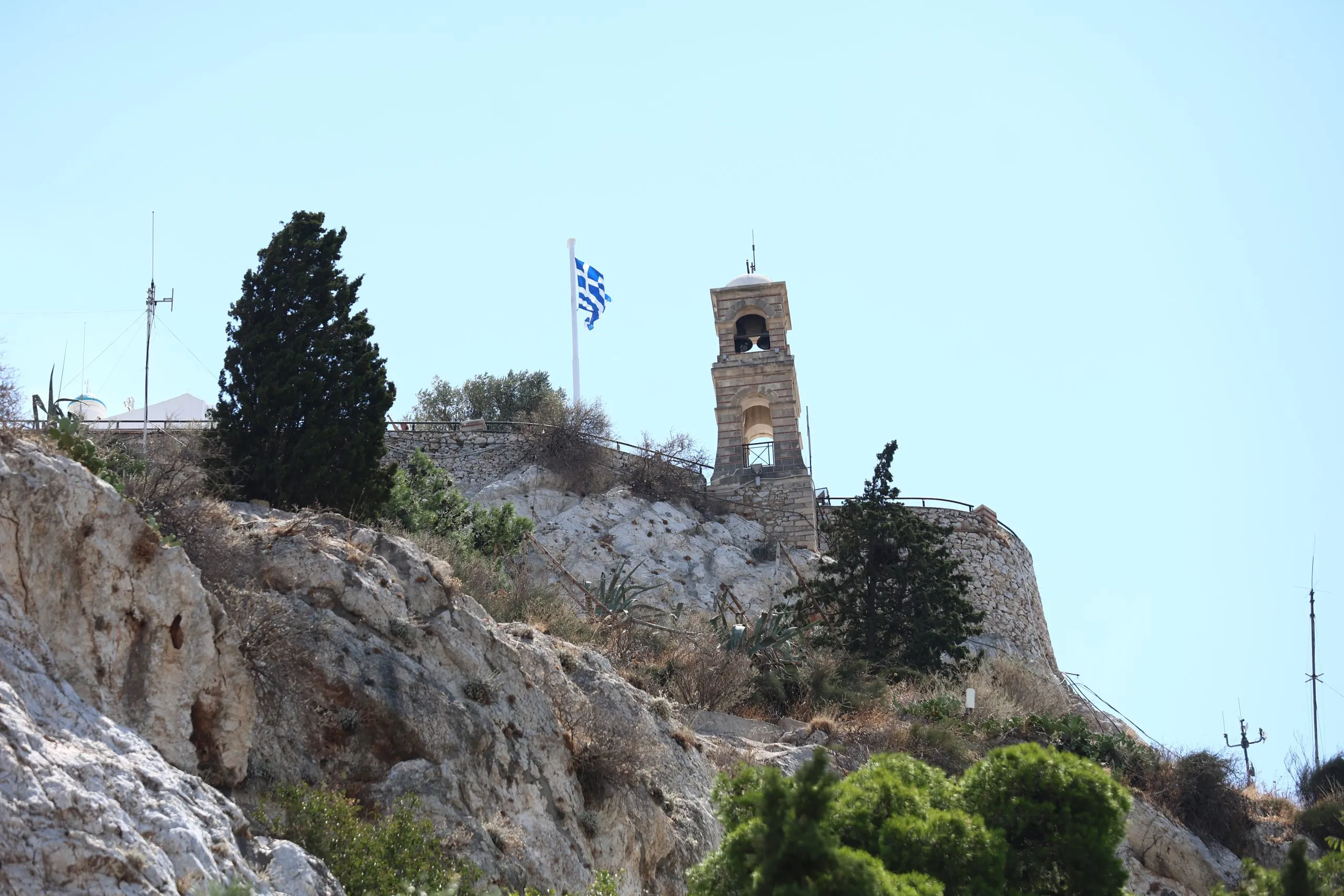 Σπηλιά κοντά στο εκκλησάκι Αγίων Ισιδώρων στον Λυκαβηττό