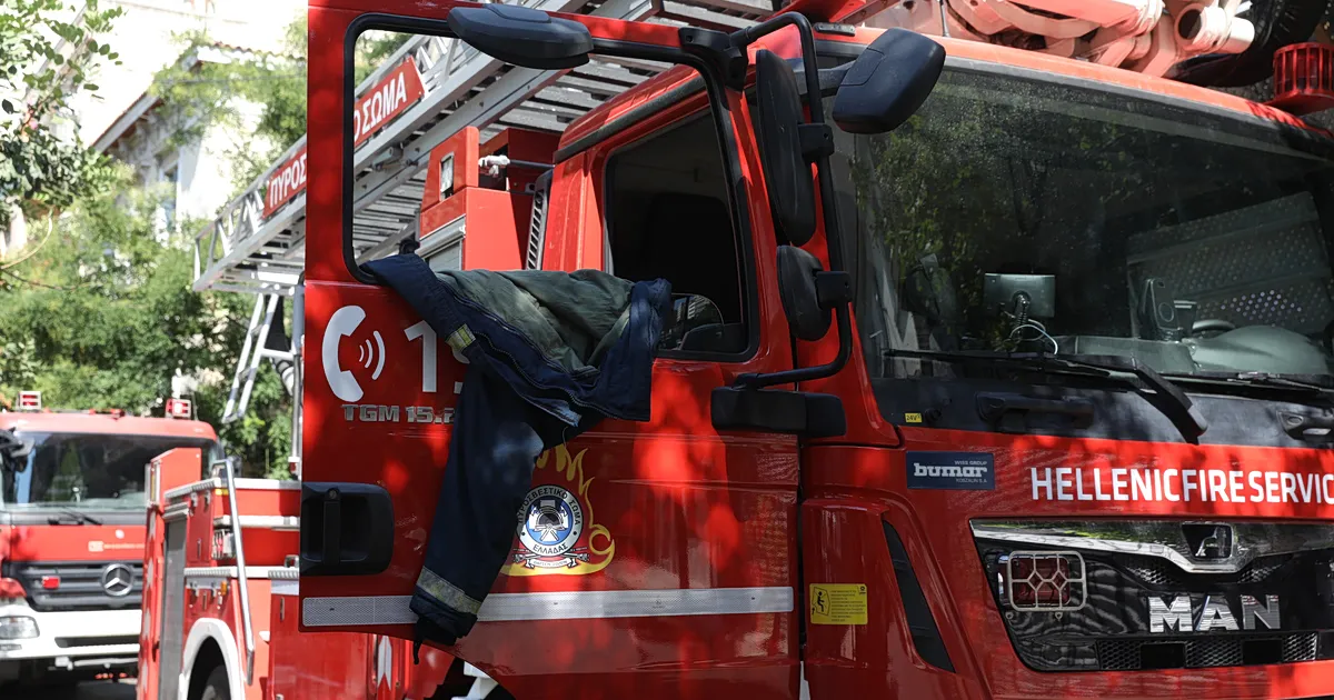 Πυροσβέστες επιχειρούν σε φωτιά γκαράζ πολυκατοικίας στο Ελληνικό
