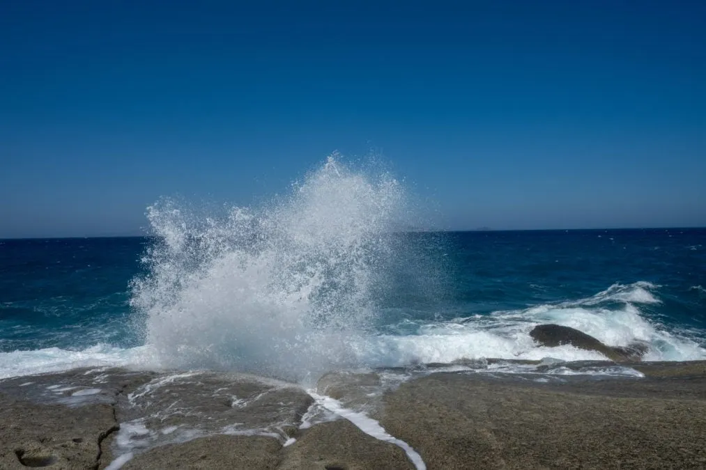 Ήλιος και αίθριος ουρανός καλοκαιρινή ημέρα