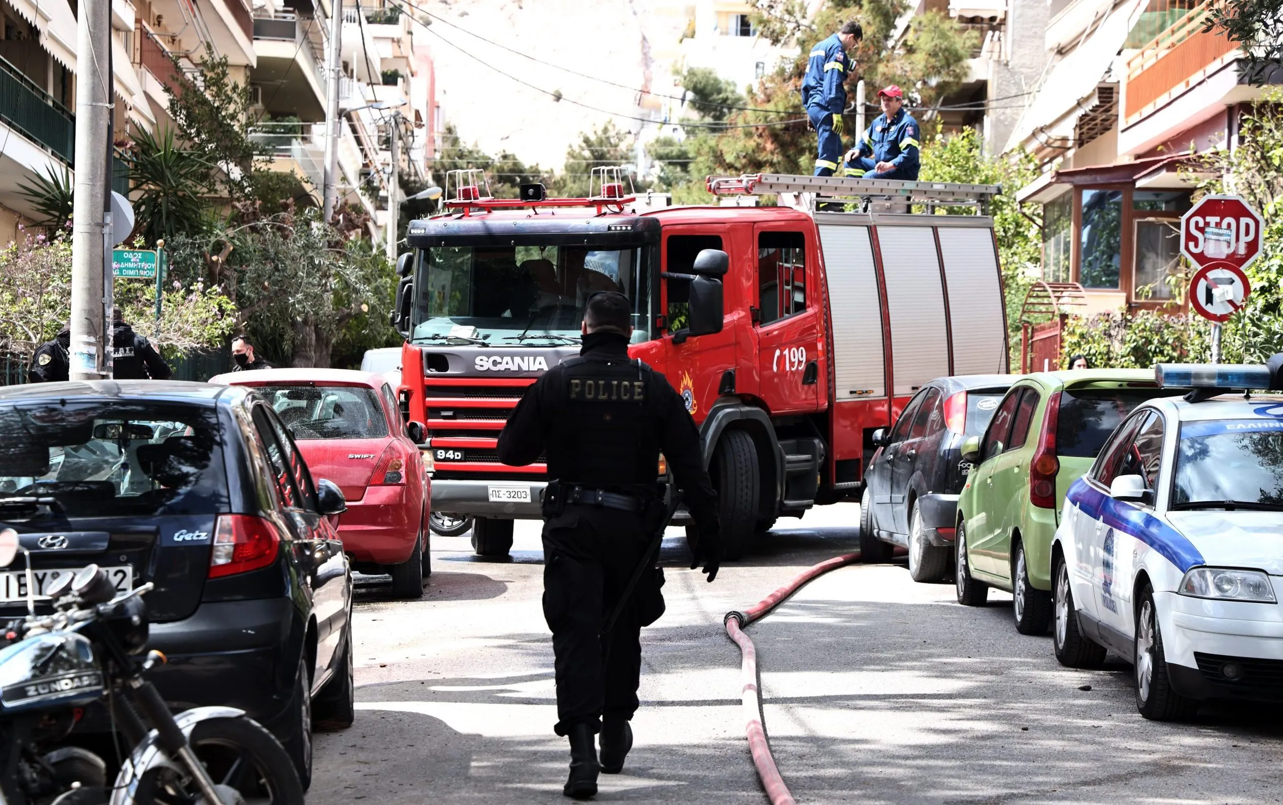 Πυροσβεστικό αεροσκάφος ρίχνει νερό σε πυρκαγιά βλάστησης