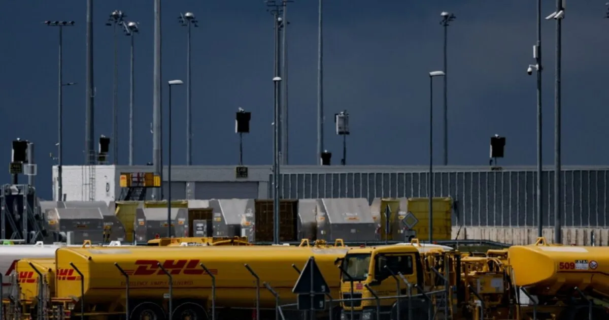 Αεροσκάφος και αστυνομία στο αεροδρόμιο της Λειψίας τη νύχτα