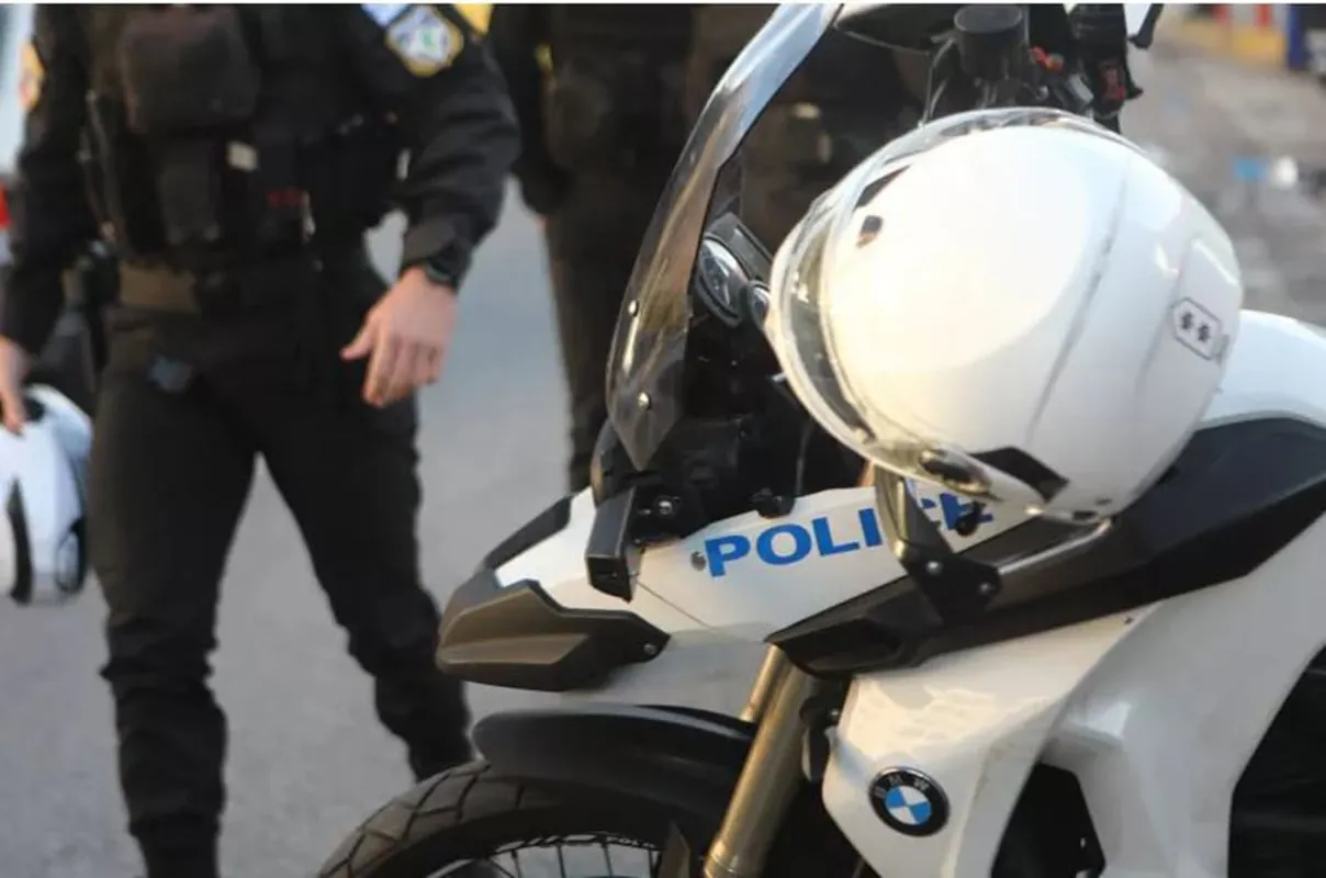Αστυνομικός έλεγχος σε ανήλικο μοτοσικλετιστή τη νύχτα