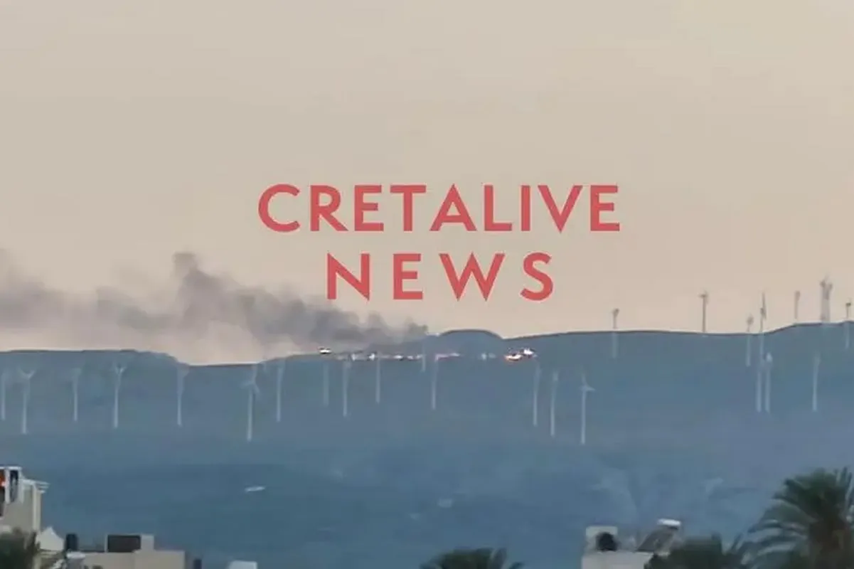 Πυροσβέστες επιχειρούν σε φωτιά στην Αχλαδιά Σητείας Κρήτης