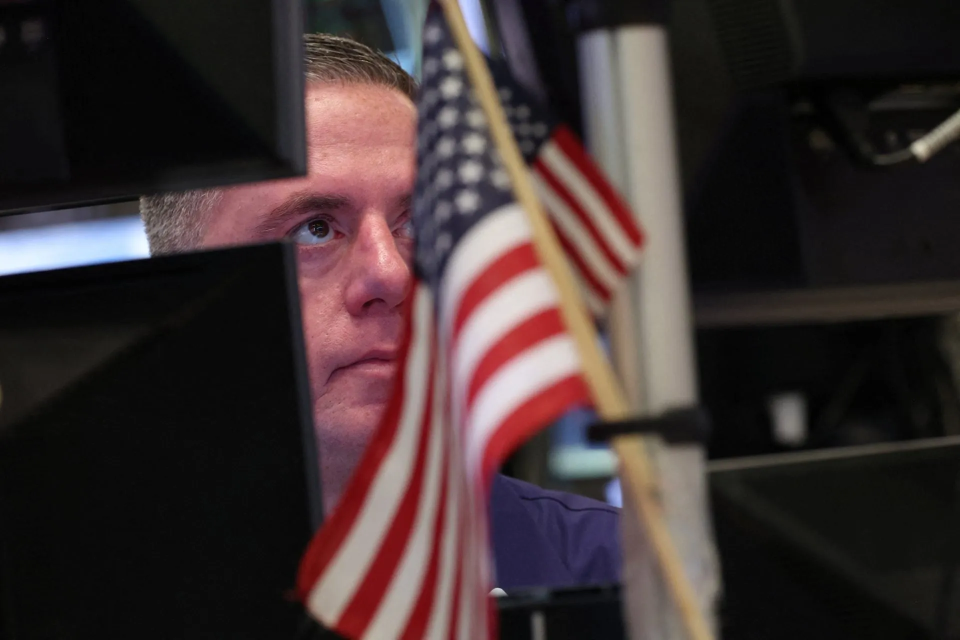Οθόνη χρηματιστηρίου με δείκτες Dow Jones Wall Street