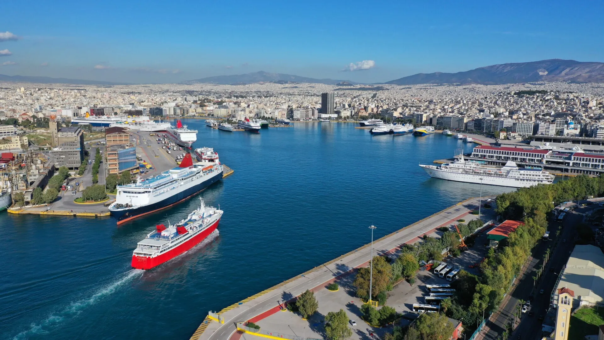 Πλοίο ακτοπλοΐας με επιβάτες σε λιμάνι νησιού