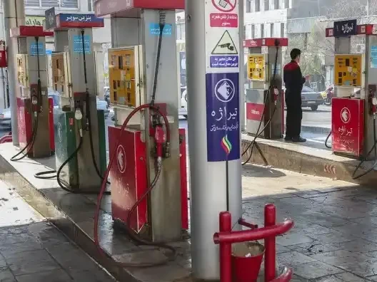 Ουρές αυτοκινήτων σε πρατήριο καυσίμων στην Τεχεράνη