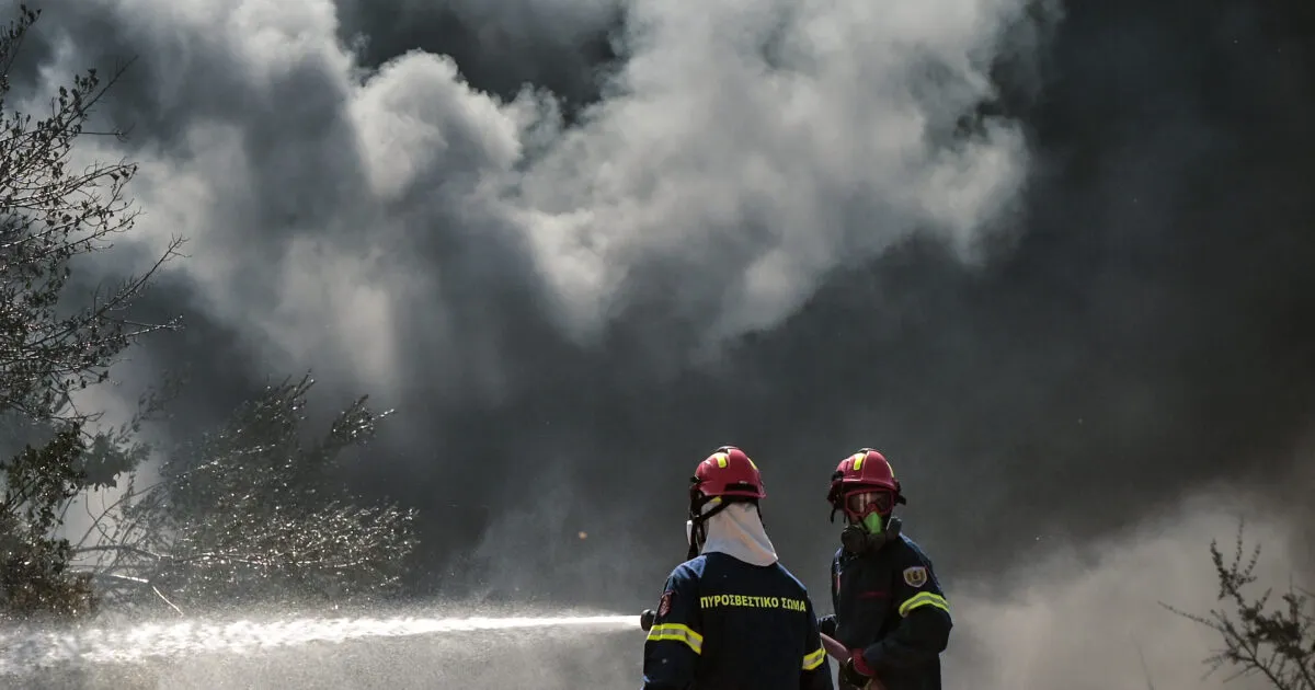 Πυροσβέστες επιχειρούν σε φωτιά στο Κοκκινόχωμα Καβάλας