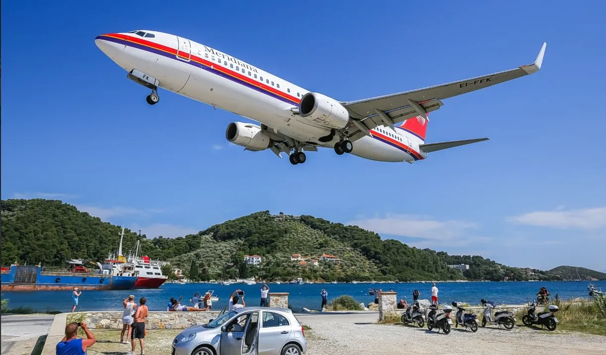 Αεροσκάφος απογειώνεται από το αεροδρόμιο της Σκιάθου