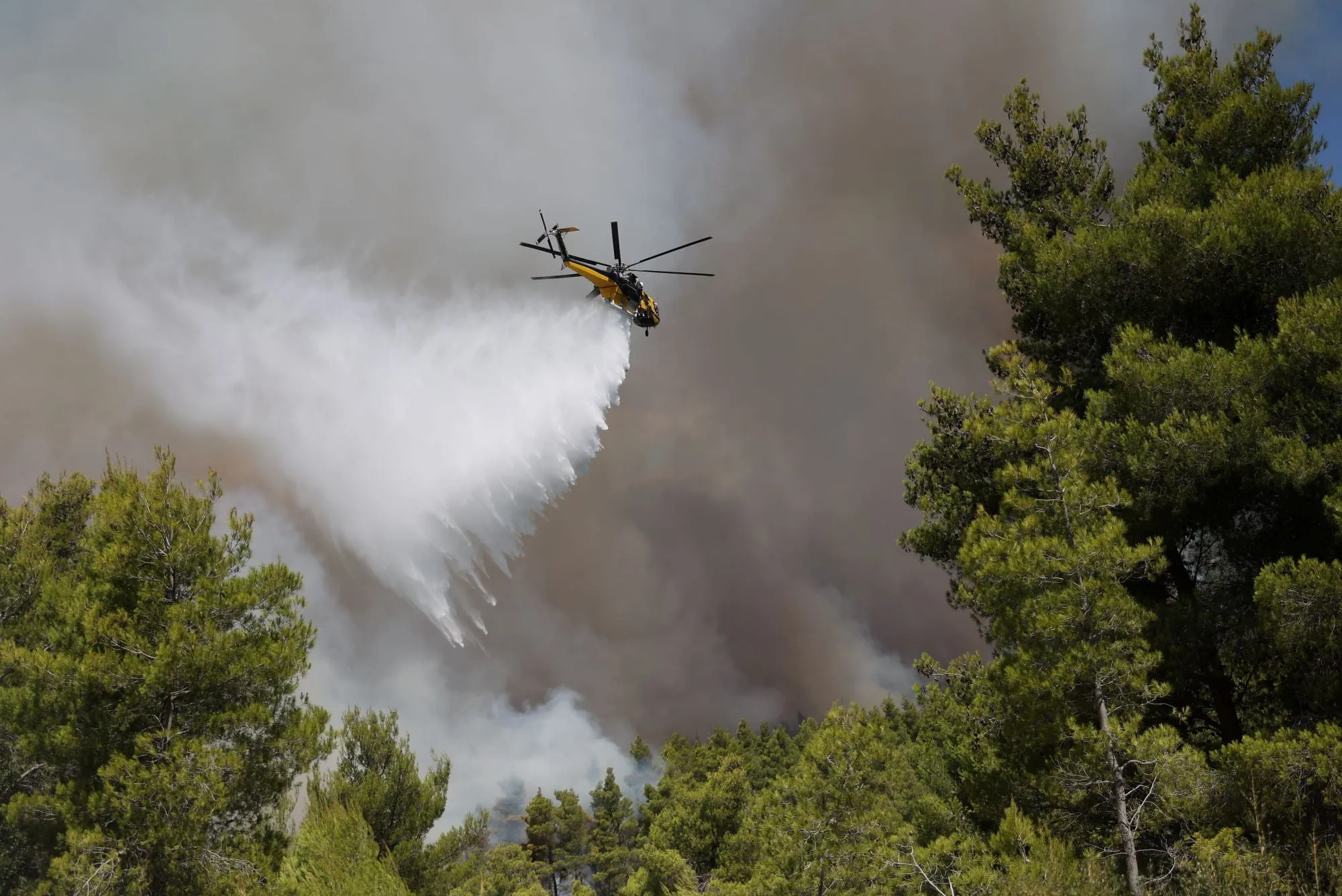 Πυροσβεστικό όχημα σε ετοιμότητα λόγω κινδύνου πυρκαγιάς