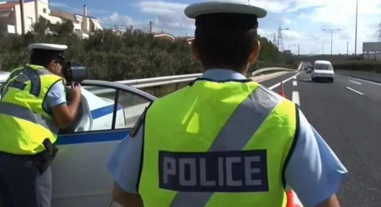 Αυτοκινητόδρομος ΠΑΘΕ με αστυνομικό όχημα Τροχαίας