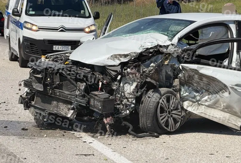 Πυροσβέστες και ελικόπτερο σε πυρκαγιά δασικής έκτασης