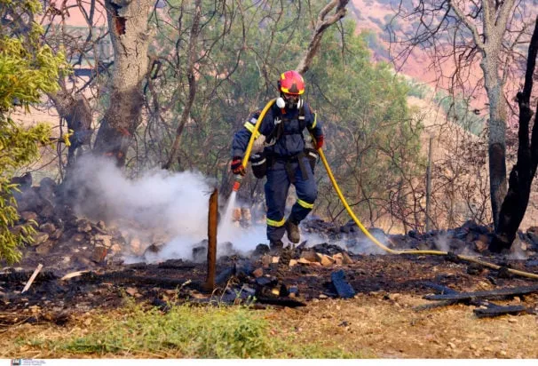 Πυροσβέστης σε επιχείρηση κατάσβεσης πυρκαγιάς