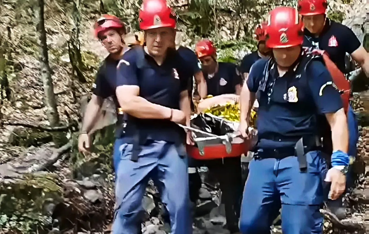 Το Blue Star Μύκονος έξω από το λιμάνι της Τήνου