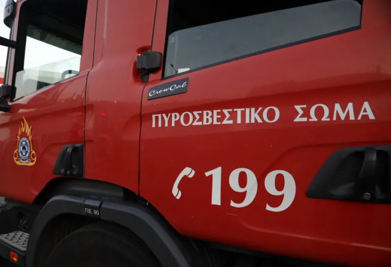 Πυροσβέστες επιχειρούν σε πυρκαγιά κτιρίου στην Αθήνα