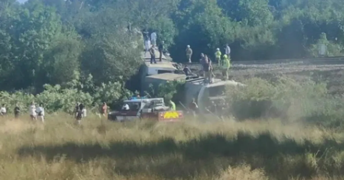 Ανατραμμένα βαγόνια τρένου μετά τον εκτροχιασμό στο Λιούις