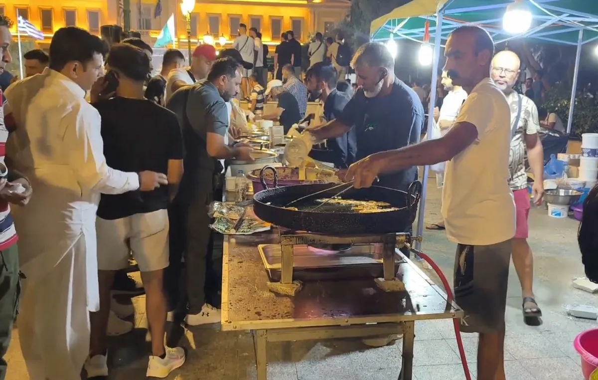 Πακιστανοί με σημαίες γιορτάζουν στην πλατεία Κοτζιά