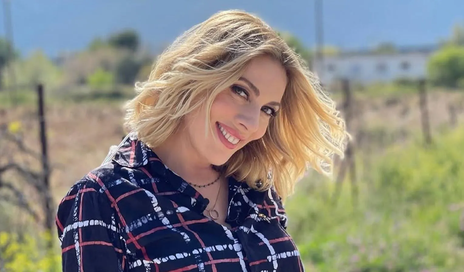 Η Σμαράγδα Καρύδη στις διακοπές με τον σκύλο της