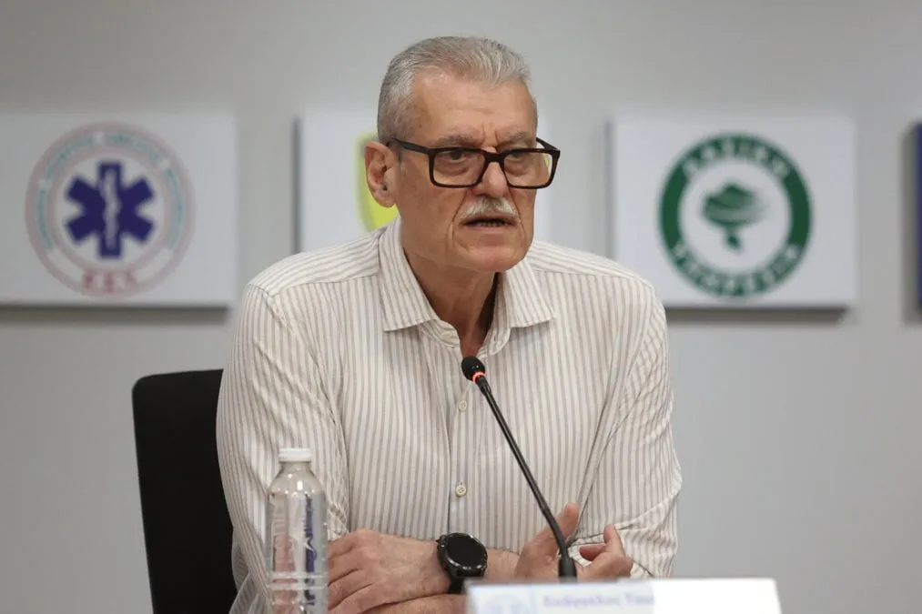 Πυροσβεστικό όχημα σε ετοιμότητα λόγω κινδύνου πυρκαγιάς