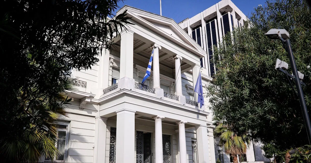 Ελληνική και τουρκική σημαία με φόντο τον χάρτη του Αιγαίου