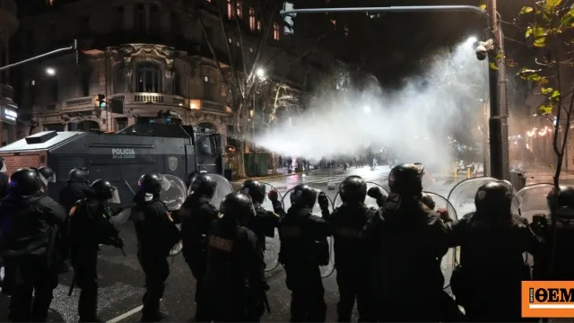 Διαδηλωτές και αστυνομικοί έξω από τη Γερουσία