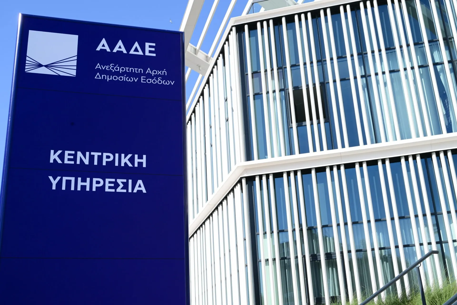 Αγρότης συμπληρώνει αίτηση ενίσχυσης σε υπολογιστή