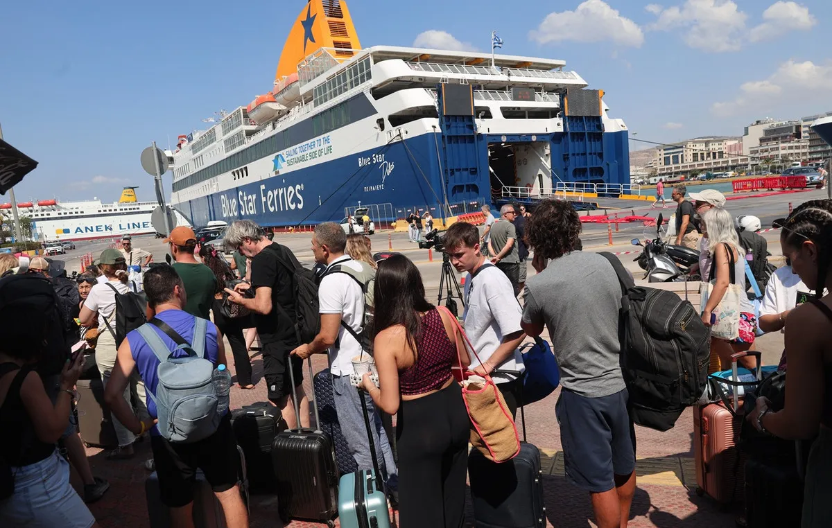 Πλοίο αναχωρεί από λιμάνι μετά την άρση απαγορευτικού