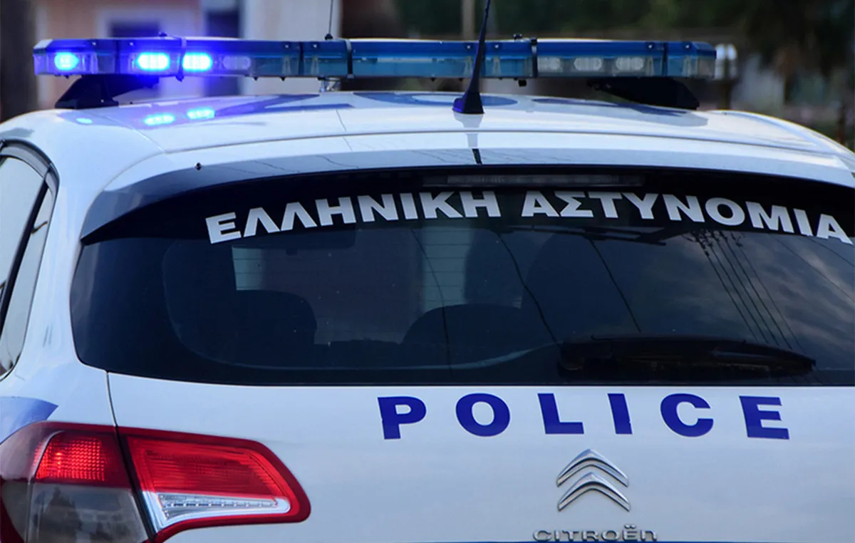 Αστυνομικοί συλλαμβάνουν δράστες απάτης σε βάρος ηλικιωμένης