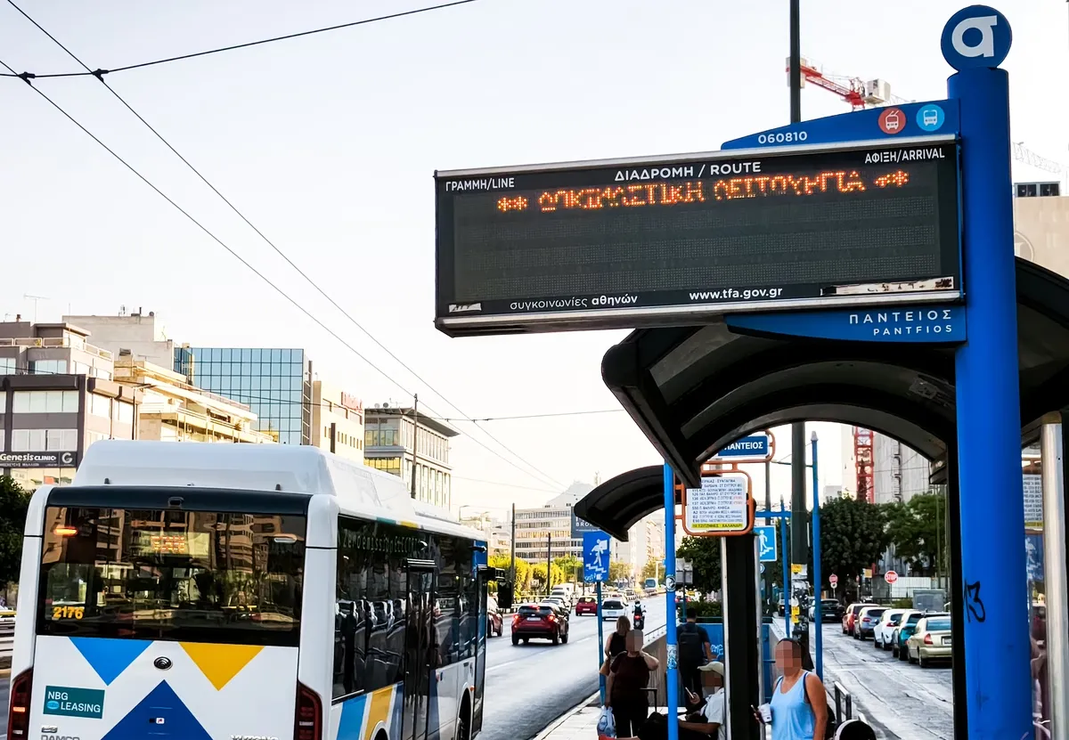 Στάση λεωφορείου ΟΑΣΑ με ηλεκτρονικό πίνακα πληροφόρησης