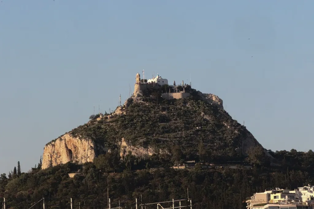 Ο Λόφος Λυκαβηττού στην Αθήνα υπό ήλιο