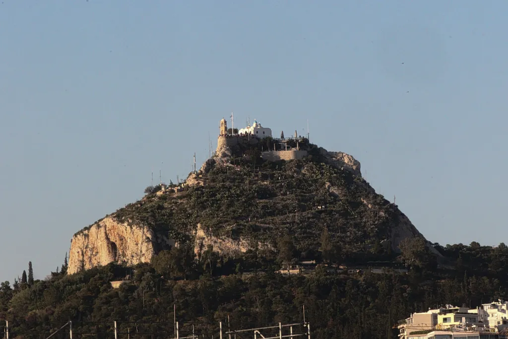 Αστυνομικός αποκλεισμός κοντά στο εκκλησάκι Αγίων Ισιδώρων στον Λυκαβηττό