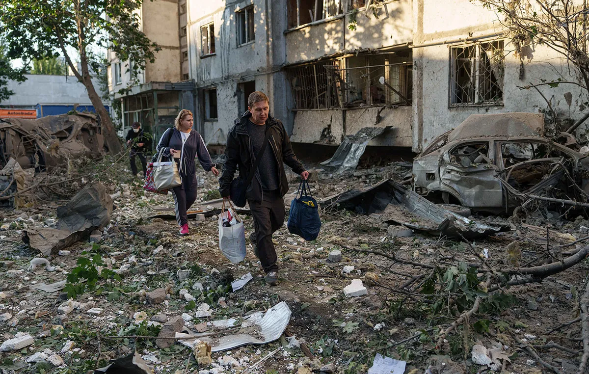 Σημαίες Ρωσίας και Ουκρανίας συνομιλίες ανταλλαγή αιχμαλώτων