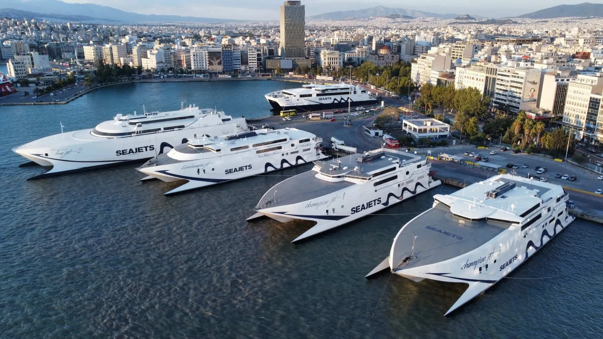 Πλοίο της SEAJETS στο λιμάνι λόγω ισχυρών ανέμων
