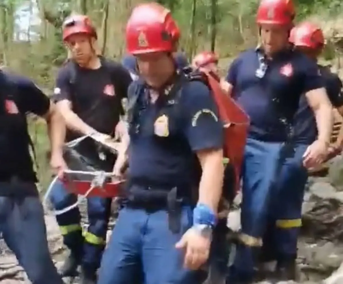 Πυροσβέστες σε επιχείρηση διάσωσης στον Όλυμπο