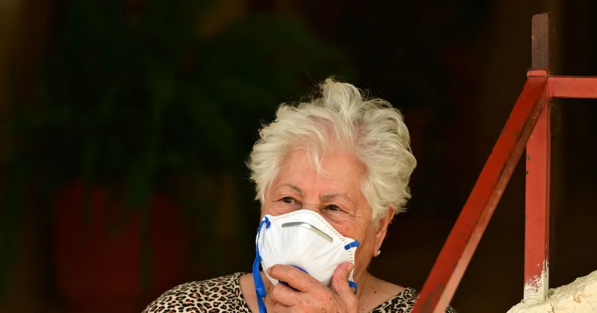 Πυκνός καπνός από πυρκαγιά πάνω από ελληνική πόλη