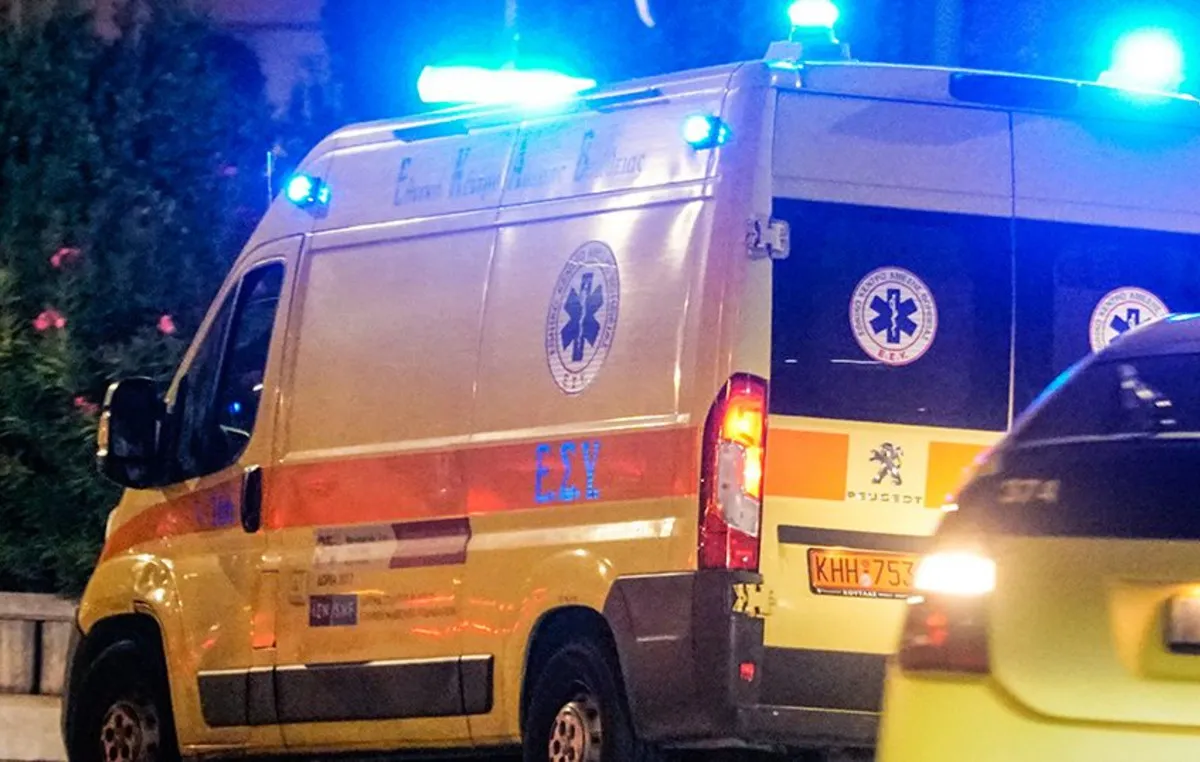 Ασθενοφόρο και αστυνομία σε σημείο τροχαίου ατυχήματος στη Βούλα