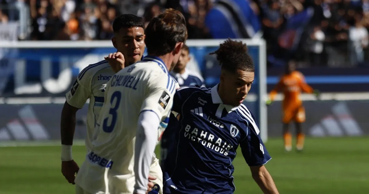 Ο Ιλάν Κεμπάλ με τη φανέλα της Παρί FC στο γήπεδο