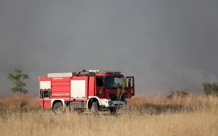 Πυροσβέστες επιχειρούν σε φωτιά σε σπίτι στην Αχαΐα
