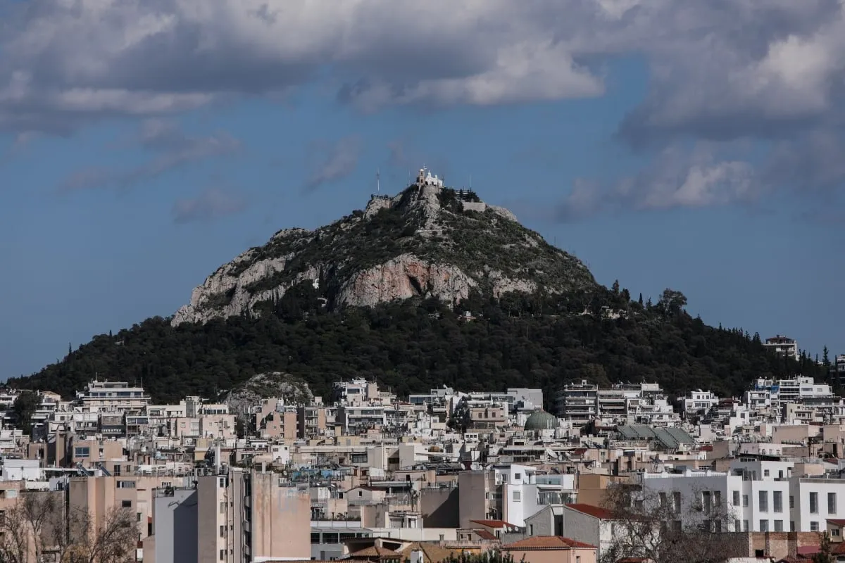 Ο Λόφος Λυκαβηττού στην Αθήνα υπό ήλιο