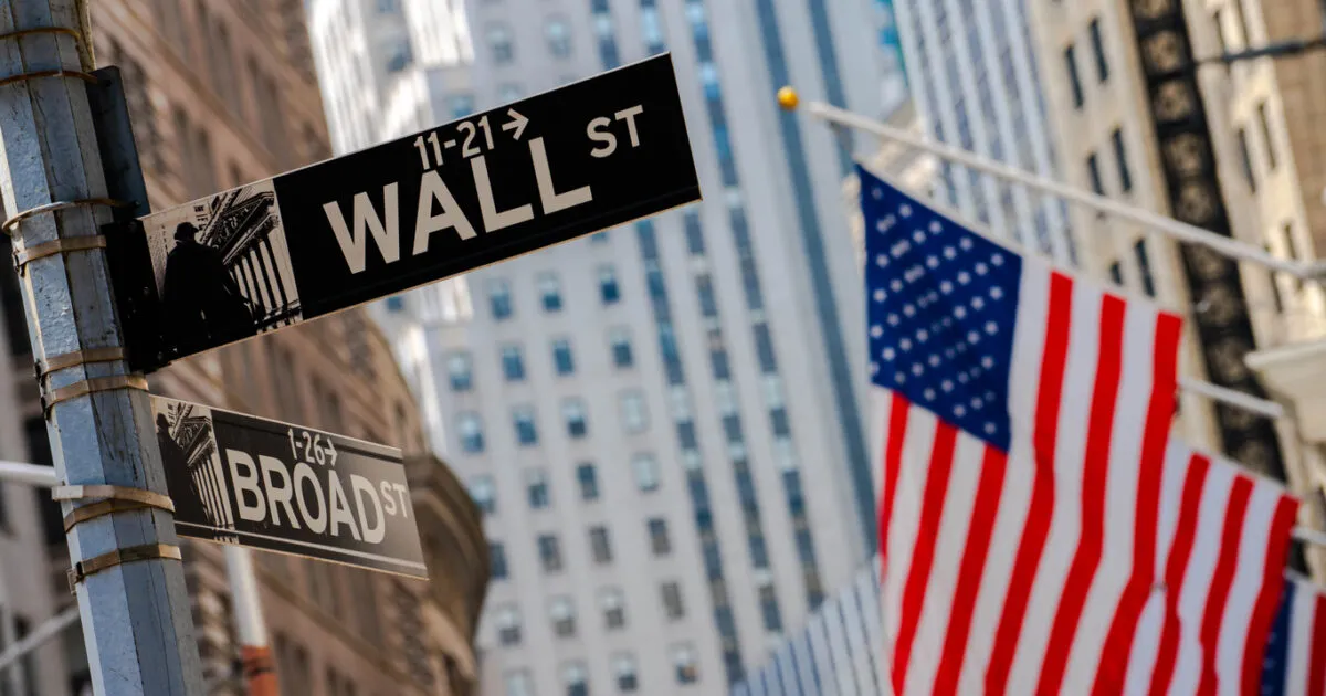 Οθόνη χρηματιστηρίου με τον δείκτη Dow Jones σε ρεκόρ